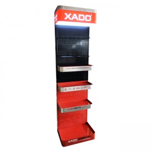XADO Metal Tool -ohjelmisto, 4 hyllyä, jossa on valolaatikoiden tapettitaulut koukuilla ja koreilla
