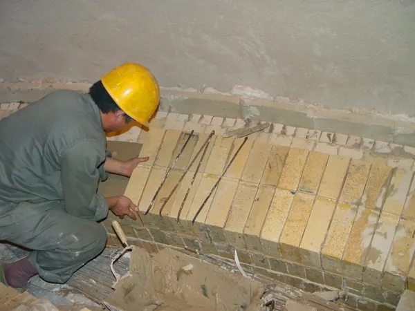 What are the bricklaying requirements for refractory fire bricks?
