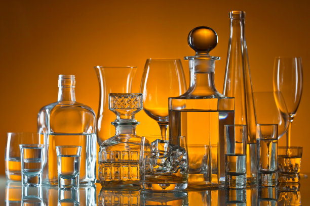 Hoe het materiaal van een glazen fles te vergelijken