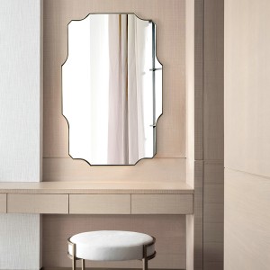 Oglinda de perete pentru baie cu cadru metalic neregulat poate fi atârnată orizontal sau vertical