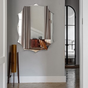 Ein Spiegel mit Metallrahmen in Form einer Sonnenblume mit einer besonderen unregelmäßigen Form, handgefertigt und für den Einsatz in Badezimmern und Wohnräumen geeignet