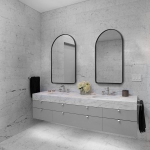Gewölbter Badezimmerspiegel aus Edelstahl mit Vierkantrohr OEM-Zitate aus dekorativem Metallspiegel