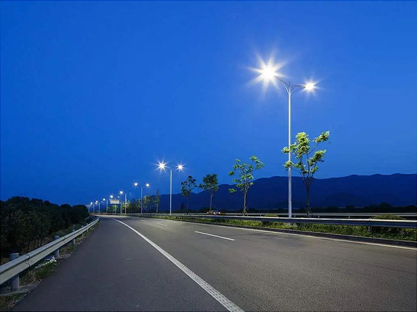 What are the benefits of using solar street lamps?