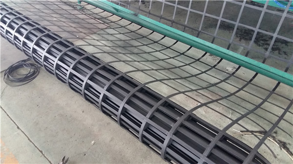 Using steel plastic geogrid as the separation layer between soil foundation and gravel subgrade