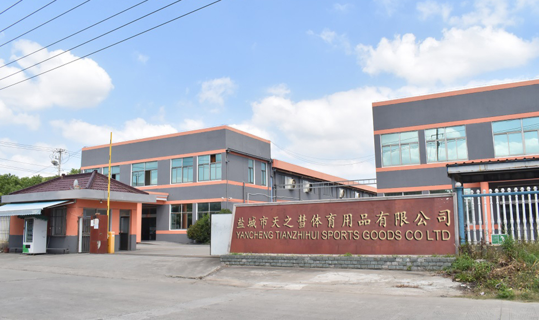 Yancheng Tianzhihui Sports Goods Co., Ltd. е компанија која ја интегрира индустријата и трговијата.Специјализиран за истражување и развој, производство и продажба на разни спортски производи и производи за фитнес опрема.Имаме модерна професионална база за производство на производи и целосен и научен систем за управување со квалитетот.