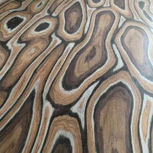 Naturaalsest puidust uhke vineer mööbli jaoks