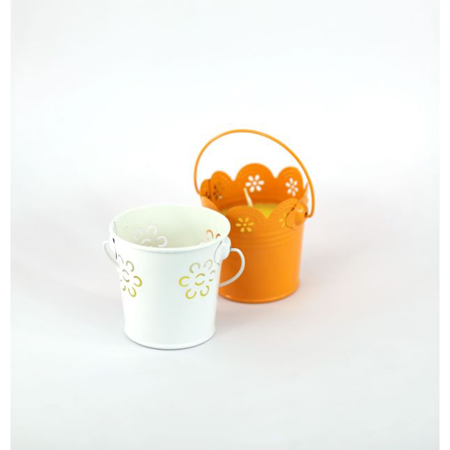 Citronelová svíčka v železném kbelíku s květinovým vzorem a rukojetí Doporučený obrázek