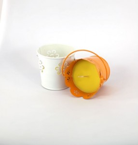 Citronelová svíčka v železném kbelíku s květinovým vzorem a rukojetí