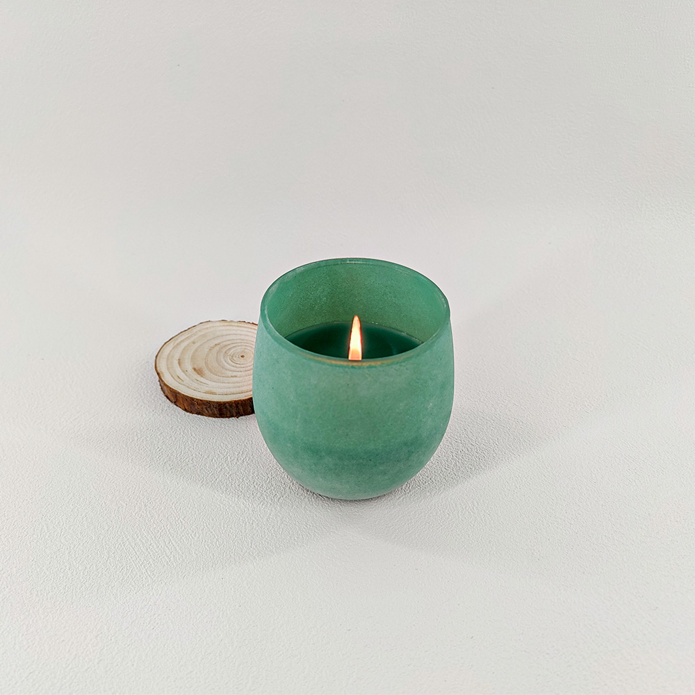 Dišeča sveča iz matiranega barvnega steklenega kozarca