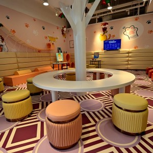 მორგებული კომერციული ფართობის ავეჯი, მაგიდა და სკამები სასტუმროს ბიბლიოთეკის ყავის მაღაზიისთვის, საბავშვო პარკებისთვის