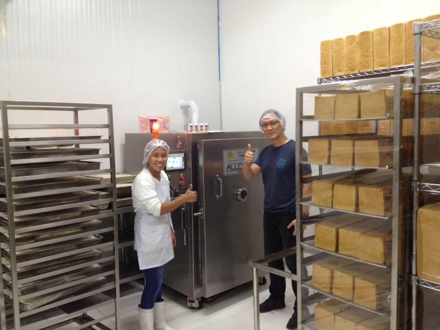 Vacuum cooling for bakery food