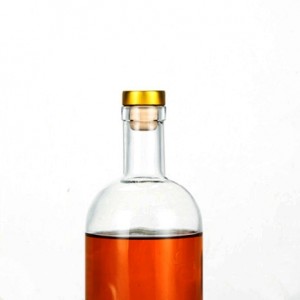 Pusta szklana butelka po alkoholu o pojemności 375 ml