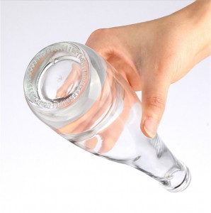 Стеклянная бутылка с прозрачной водой с завинчивающейся крышкой
