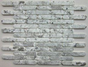 Мозаик за рециклирање стакло Carrara во форма на лента за кујна во бања Нов дизајн за бања Декоративен мозаик од стакло Камен од рециклирано стакло