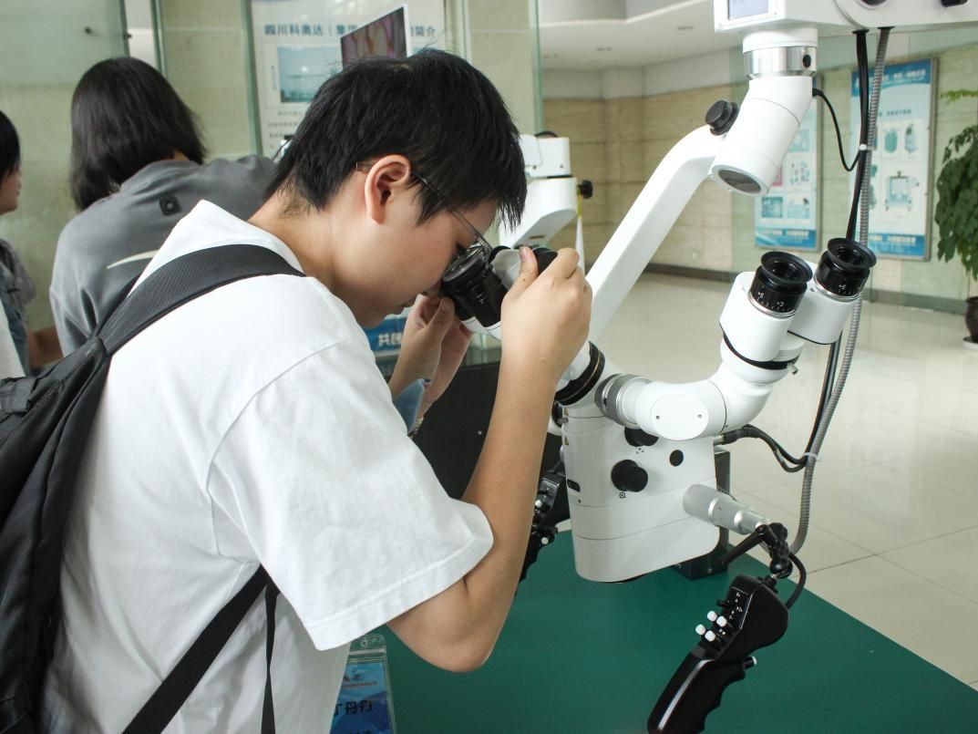 طلاب من قسم الإلكترونيات الضوئية بجامعة سيتشوان يزورون شركة Chengdu Corder Optics and Electronics Co.Ltd
