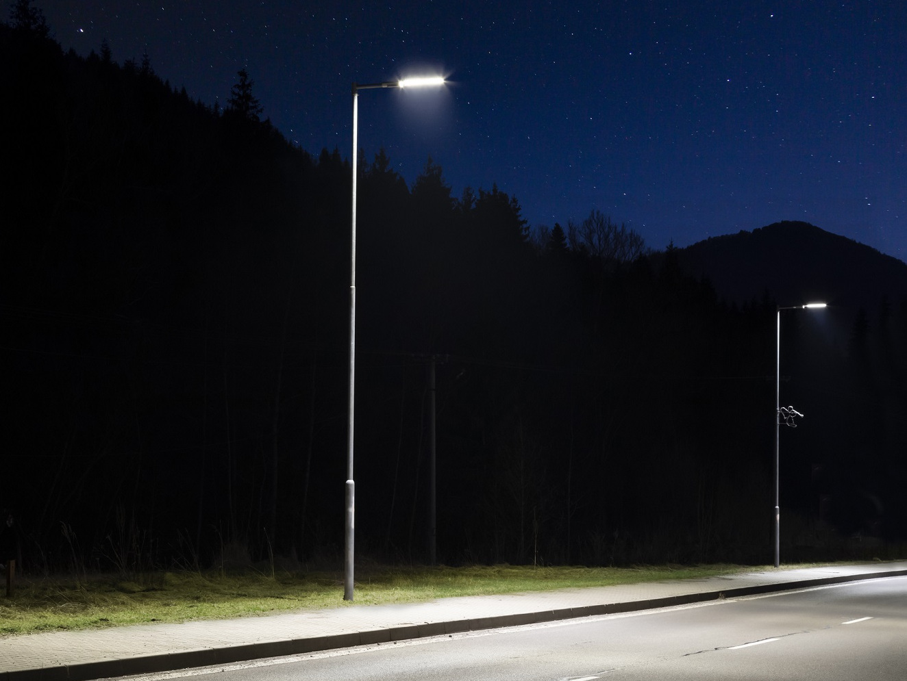dwie nowoczesne latarnie uliczne, LED, pusta droga