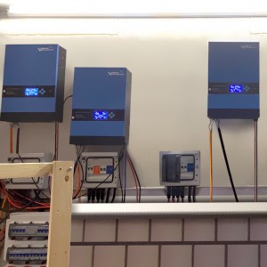 3000 vatu bez akumulatora hibrīda invertors 24 VDC MPPT vadība 500 V PV saules enerģijas sistēmas augstas frekvences izslēgts tīkla pārveidotājs