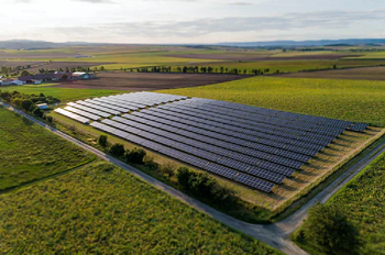Em 2022, espera-se que a proporção de nova capacidade instalada de energia fotovoltaica distribuída global continue a aumentar