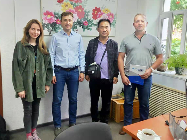 De algemeen directeur van het bedrijf VSPZ bezocht Wit-Russische auto-onderdelenklanten om technische begeleiding na verkoop te geven