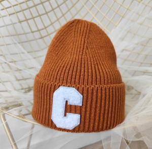 Simple big C letter wool hat autumn hat women’s new age-reducing warm ear protection knitted hat winter student hat