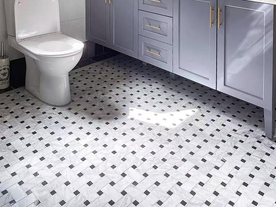 Basketweave mozaikinės plytelės vonios grindims
