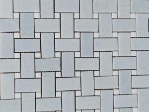 Tjegull dyshemeje muri prej guri me mozaik me kosh me ngjyrë mermeri blu dhe të bardhë (1)
