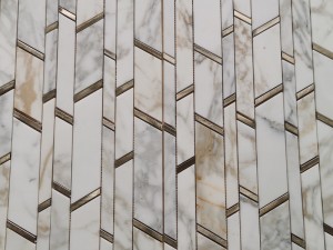 Marmer Emas Calacatta Dengan Backsplash Pola Mosaik Ubin Inlay Kuningan