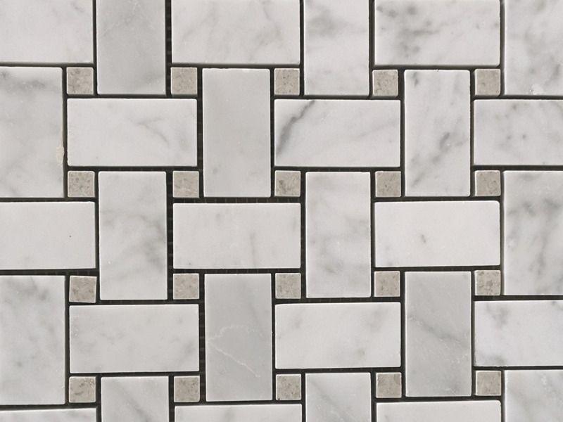 Carrara mozaikinės plytelės Vonios grindys Basketweave balto marmuro mozaikos Teminis vaizdas