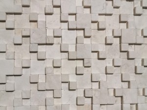 Venta al por mayor China 3d azulejo de mármol piedra beige protector contra salpicaduras de mosaico desigual
