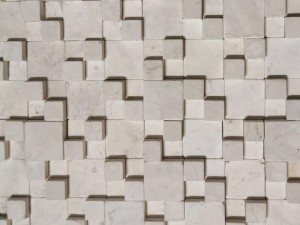 Venda a l'engròs de rajoles de marbre 3d de la Xina Pedra beix Mosaic desigual contra esquitxades