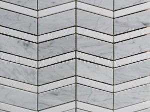 Dekoratif Grey Putih Carrara Marble Chevron Mosaic Tile Supplier