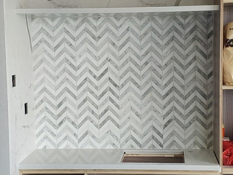 Dekorasyon na Gray White Carrara Marble Chevron Mosaic Tile Supplier (8)
