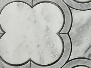 Foornada Ubaxa Qurxinta ee Dhagaxa Carrara Waterjet Marble Mosaic
