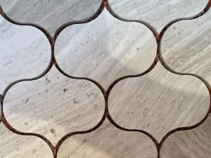 Мраморна мозаичка плочица у облику сивог фењера са воденим млазом за зидну декорацију