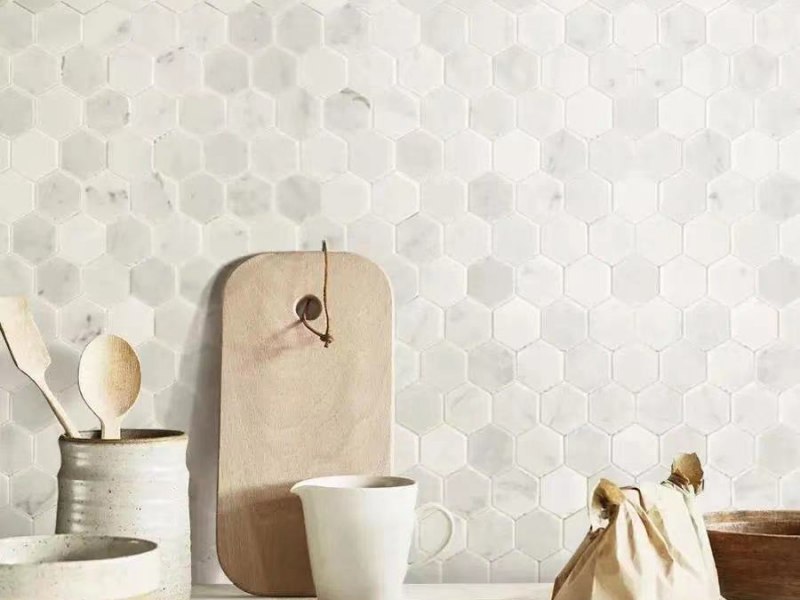 Piastrella di petra di mosaicu esagonale per a decorazione di u muru in a sala di pranzu