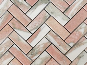 Inredning golv och vägg marmor mosaik rosa fiskbens kakel leverans
