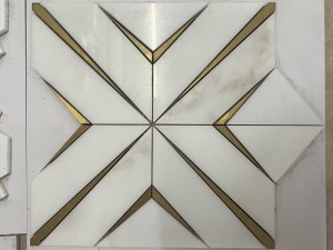 Вграден месинг злато Calacatta мермерна плочка Дијамантски мозаик за декорација на ѕидови