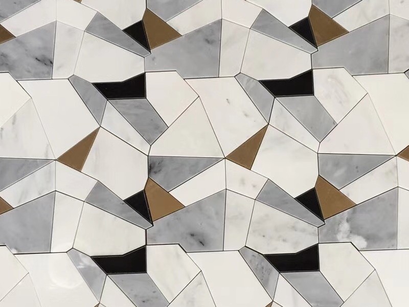 Muri i mozaikut të pllakave prej tunxhi dhe mermeri me ngjyra të parregullta gjeometrike të përziera (1)