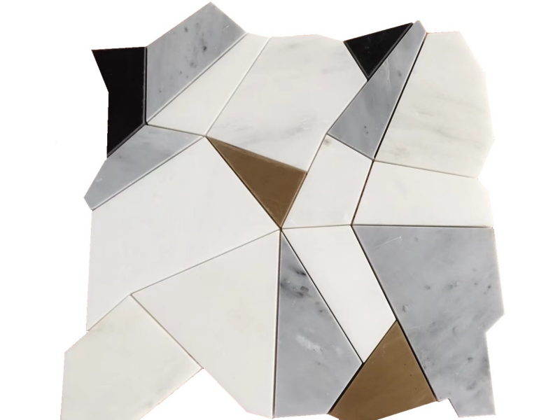 Нерегулярная геометрическая мозаика смешанных цветов из латуни и мраморной плитки (1)