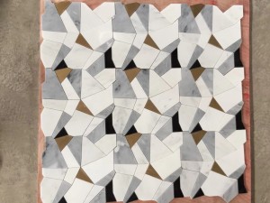 Düzgünsiz geometrik garyşyk reňkler bürünç we mermer kafel mozaika diwary