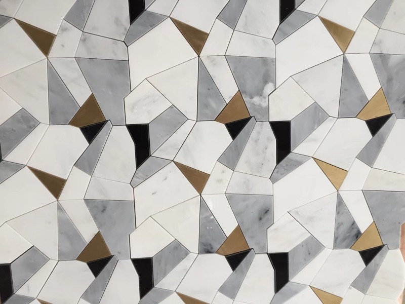 Неправилне геометријске мешавине боја на зиду од мозаика од месинга и мермера