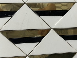 Placa para salpicaduras de azulejos de mosaico de diamantes triangulares con incrustaciones de mármol y latón