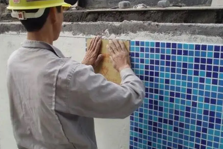 Instalasi lan cladding ubin mozaik marmer