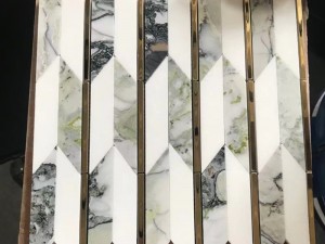 Metall- und Marmor-Kombination aus Harlow Picket-Mosaikfliesen-Spritzschutz-Badezimmer