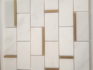 Mosaico de mosaico de mármore branco oriental con incrustación metálica para parede/suelo