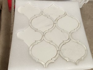 Седефена мраморна мозайка с водоструйна арабескова мраморна плочка
