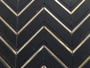 Nero Marquina Chevron Tile Pattern Kitchen Metal Inlay Fournisseur de marbre (1)