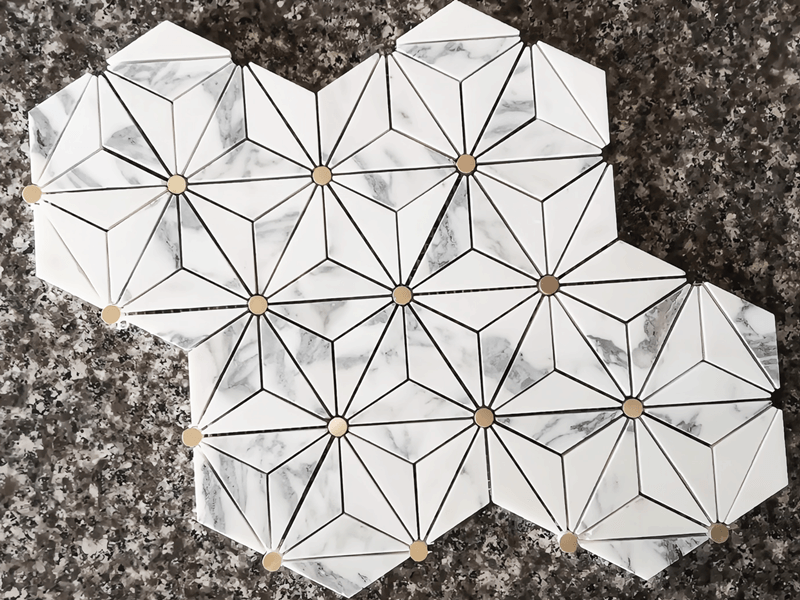 Új dizájn sárgaréz berakás virágos virágos márványmozaik csempe falra (3)