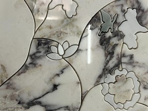 Uue disainiga liblikas ja lilles vesijoaga marmormosaiik seinaplaat