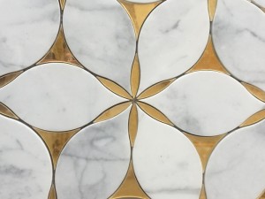 Novo fornecedor de telha backsplash de mosaico de jato de água com incrustação de latão de mármore branco
